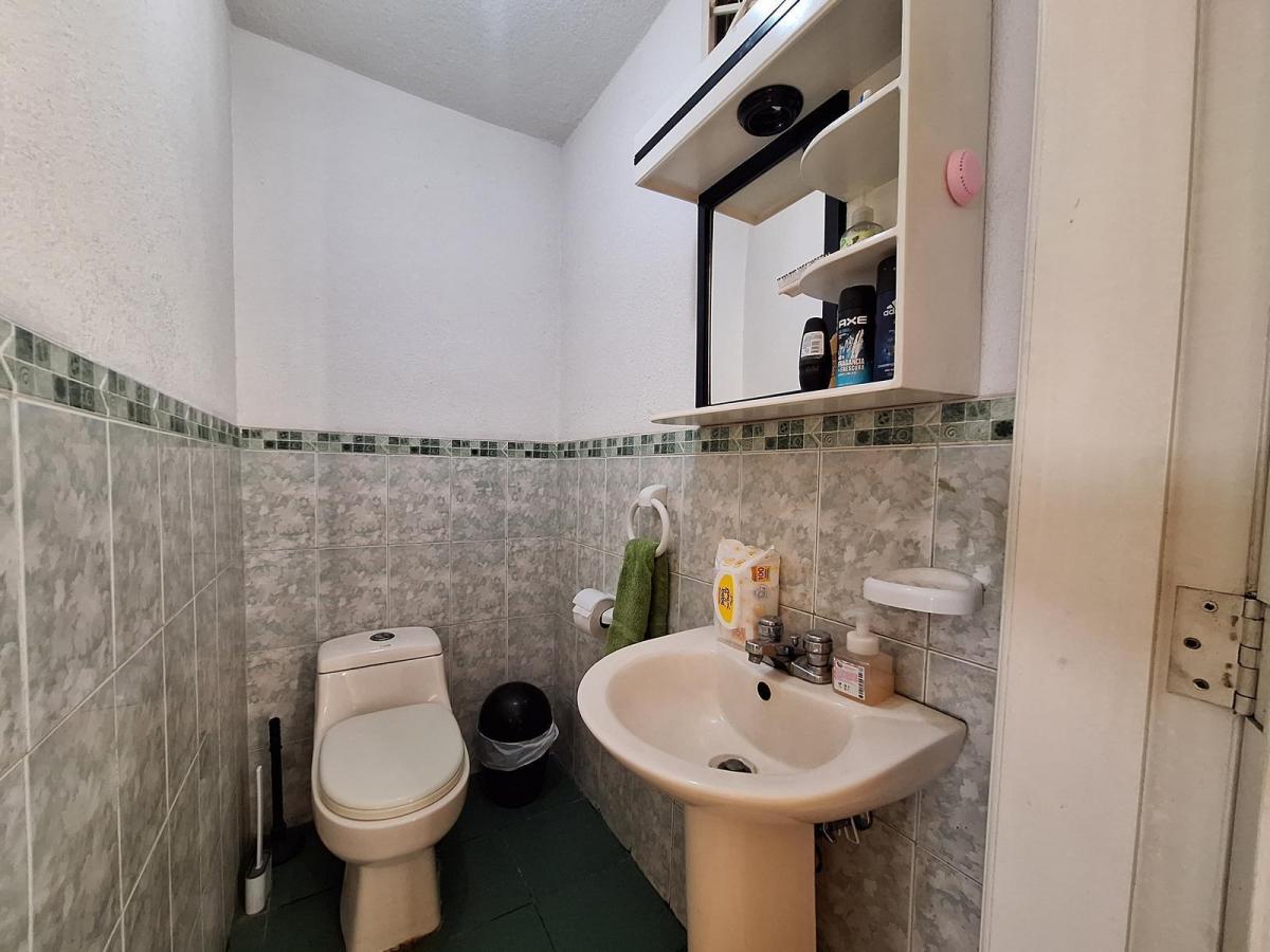 En Venta Casa Independiente de 4 Dorm., Dos Parqueaderos y Amplio Patio Posterior — imagen 5
