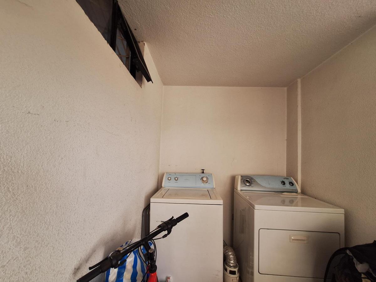 En Venta Casa Independiente de 4 Dorm., Dos Parqueaderos y Amplio Patio Posterior — imagen 4