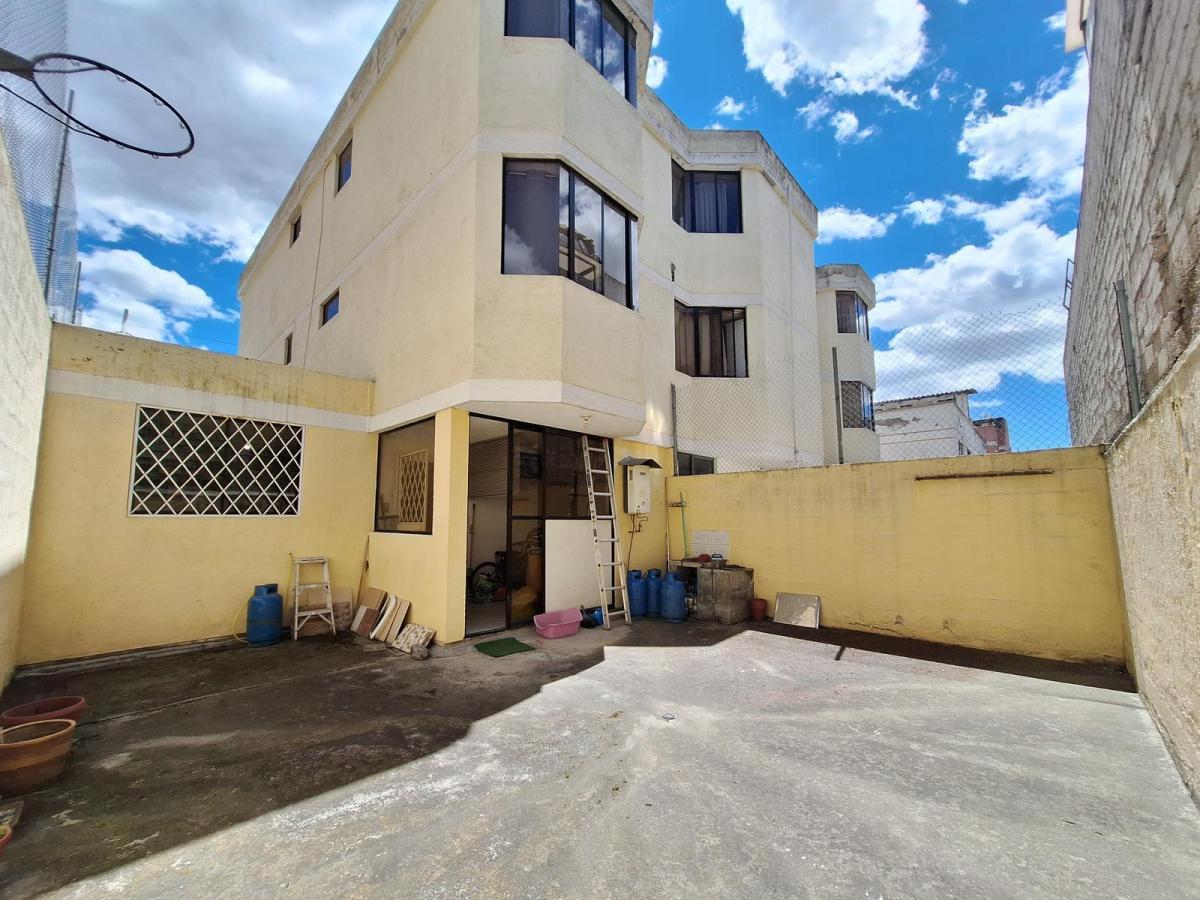 En Venta Casa Independiente de 4 Dorm., Dos Parqueaderos y Amplio Patio Posterior — imagen 3