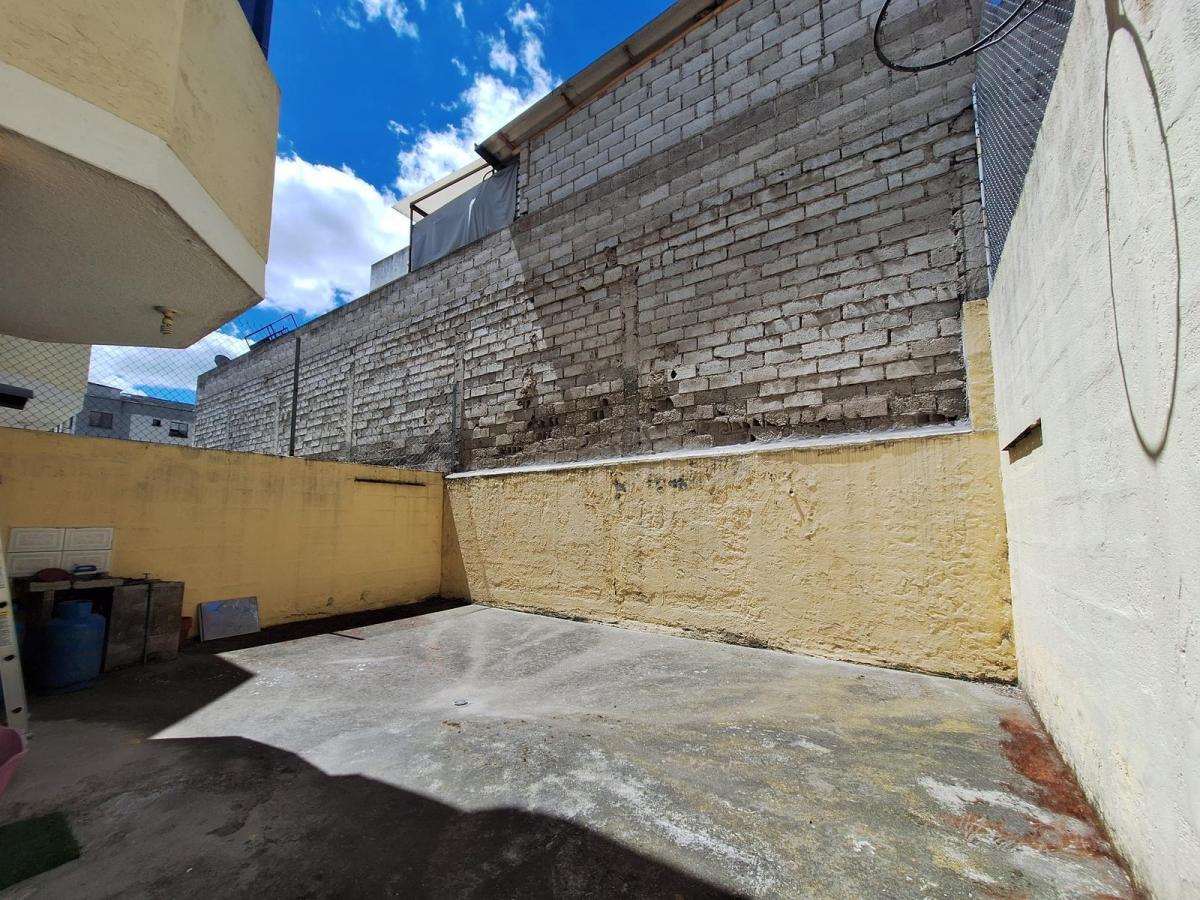 En Venta Casa Independiente de 4 Dorm., Dos Parqueaderos y Amplio Patio Posterior — imagen 2