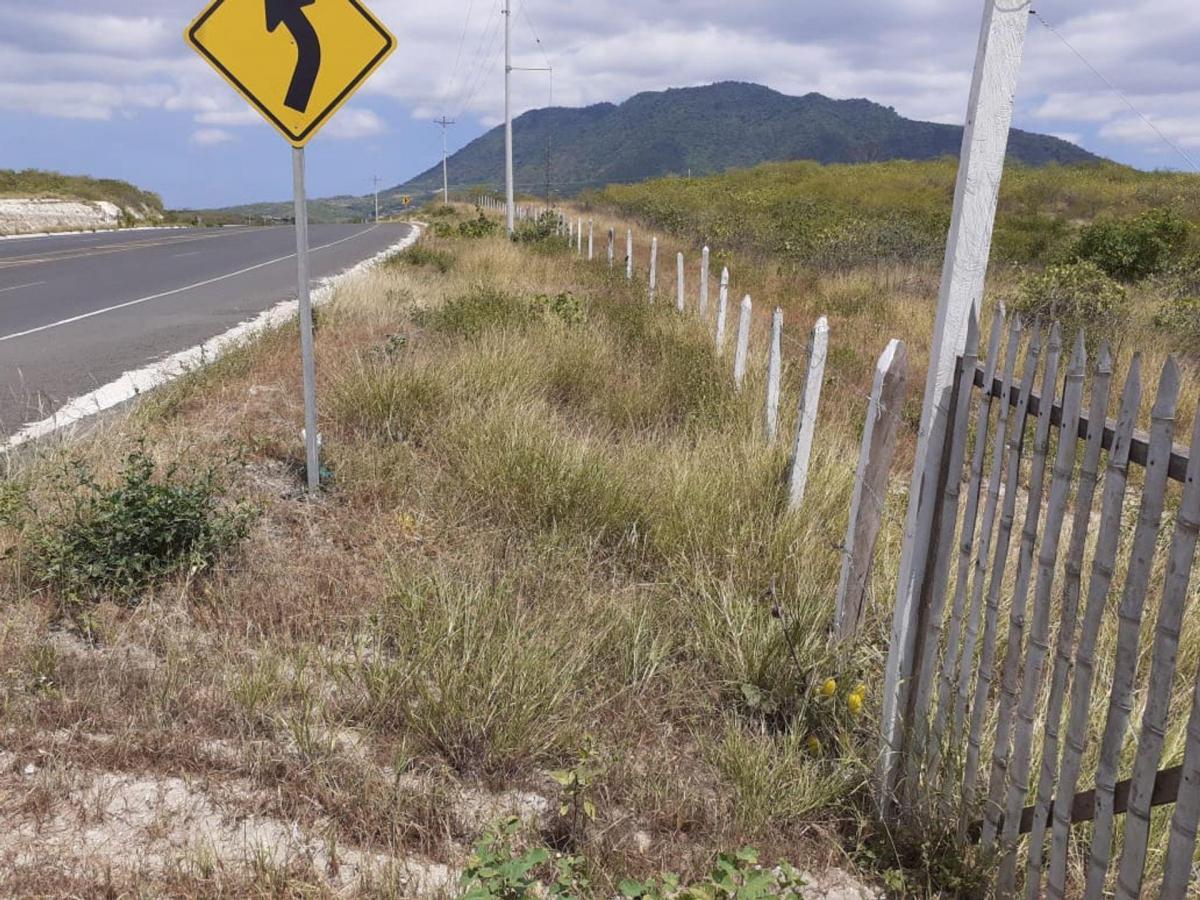 Terreno Frente a La Via de Venta en Montecristi, Manabí — imagen 7