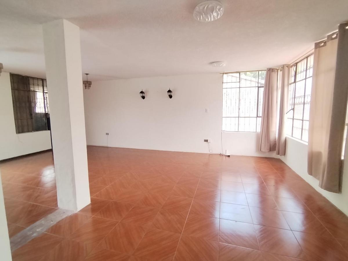 Casa en Venta con Habitación en Planta Baja, Suite y Jardin en La Mitad del Mundo — imagen 5