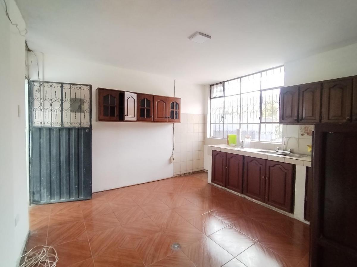 Casa en Venta con Habitación en Planta Baja, Suite y Jardin en La Mitad del Mundo — imagen 3