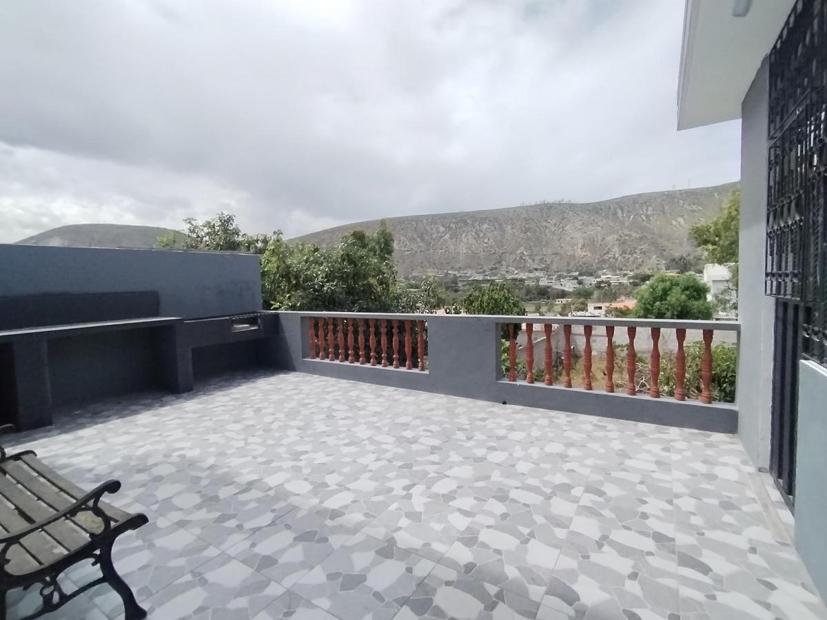 Casa en Venta con Habitación en Planta Baja, Suite y Jardin en La Mitad del Mundo — imagen 2