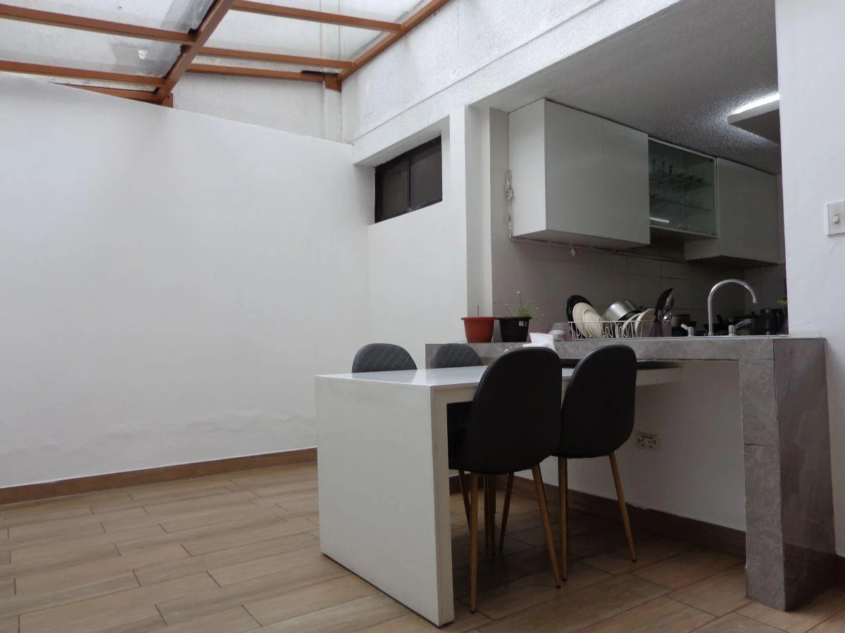 Amplitud Total! Casa de 260 m² con Estudio y 4 Hab - La Kennedy — imagen 4
