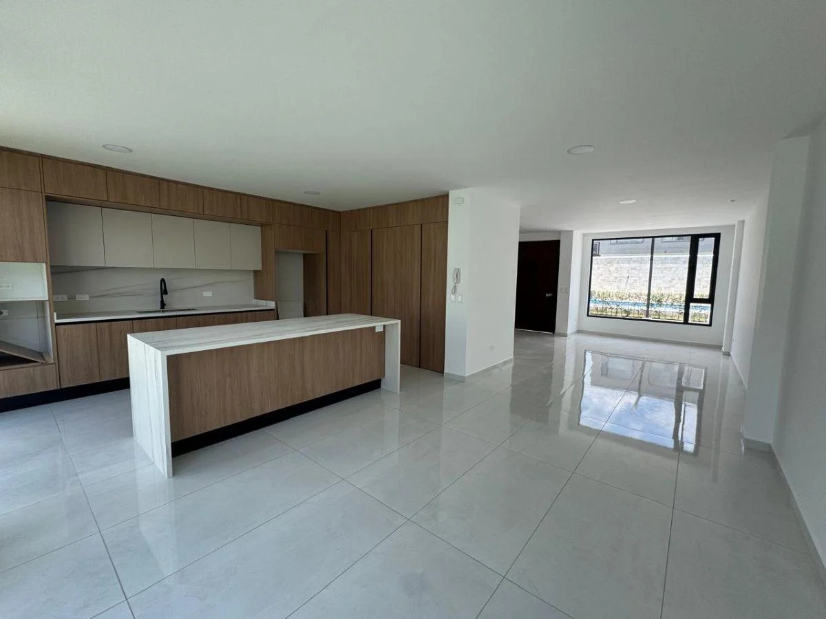 Ultima Casa por Estrenar. en El Mejor Sector de Tumbaco. Conjunto con Piscina — imagen 1