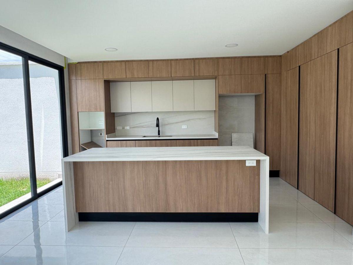 Ultima Casa por Estrenar. en El Mejor Sector de Tumbaco. Conjunto con Piscina — imagen 4