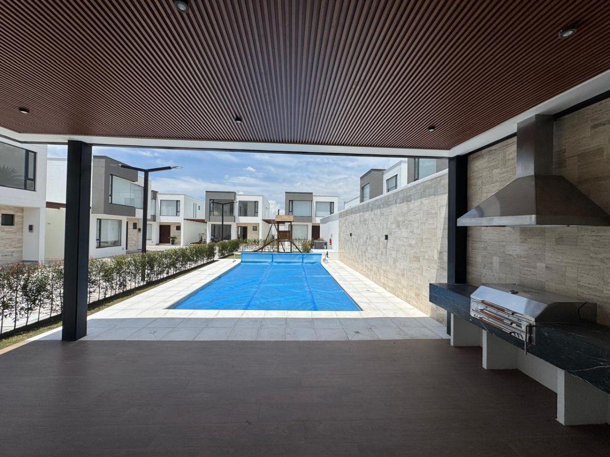 Ultima Casa por Estrenar. en El Mejor Sector de Tumbaco. Conjunto con Piscina — imagen 3