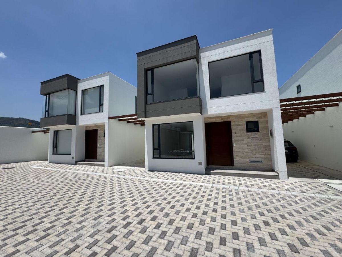 Ultima Casa por Estrenar. en El Mejor Sector de Tumbaco. Conjunto con Piscina — imagen 2