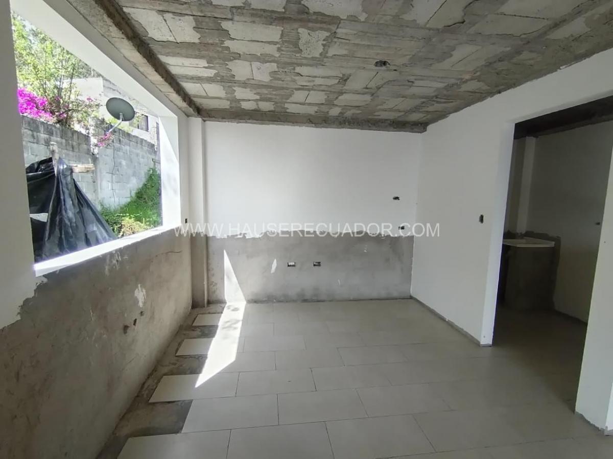 Casa por Estrenar en Conocoto con 4 Parqueaderos, Terreno de 570 m², Dentro de Urbanización — imagen 2