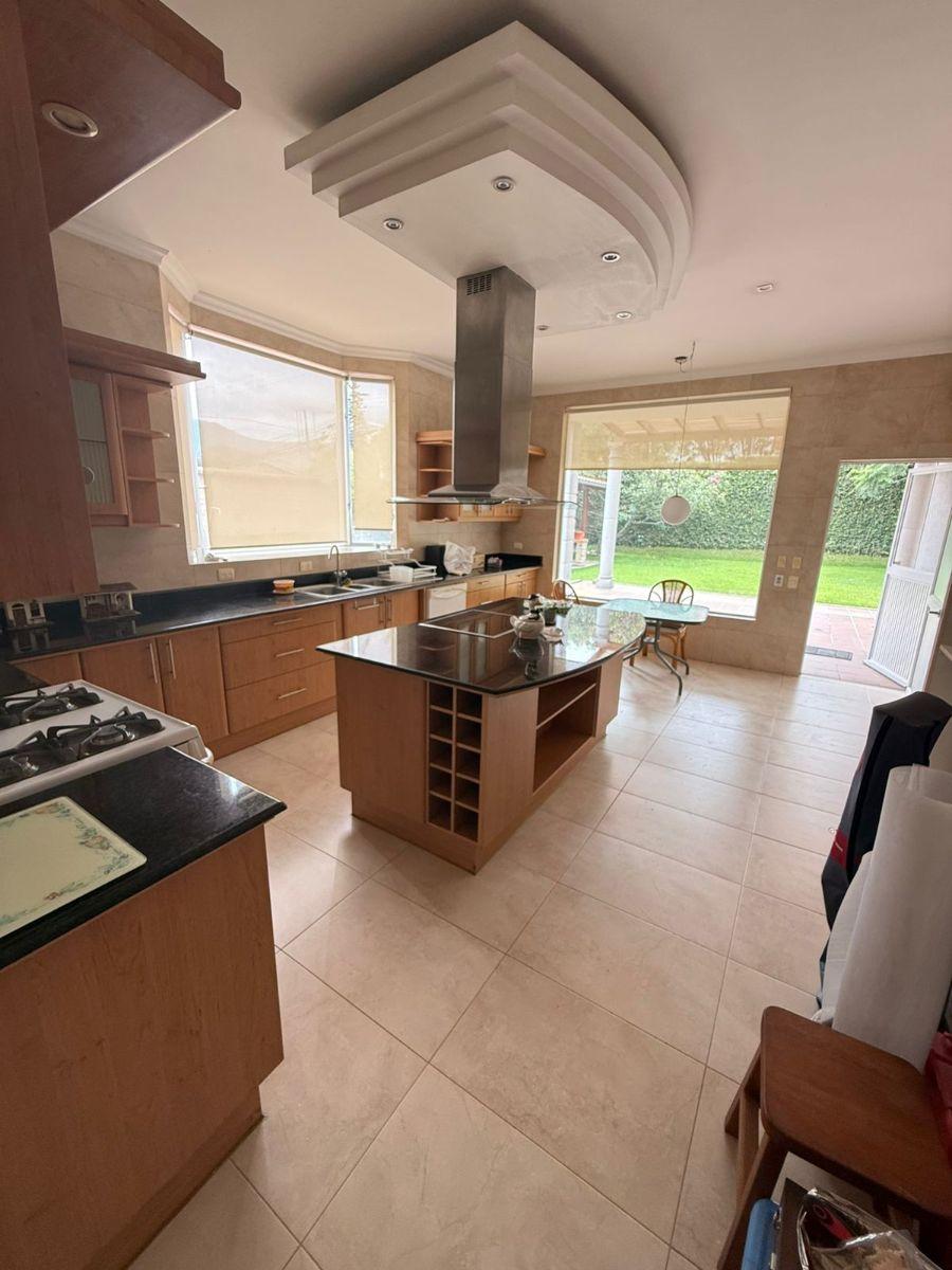 Casa con 3 Habitaciones en Venta en Cumbayá, 800 m² de Terreno — imagen 3