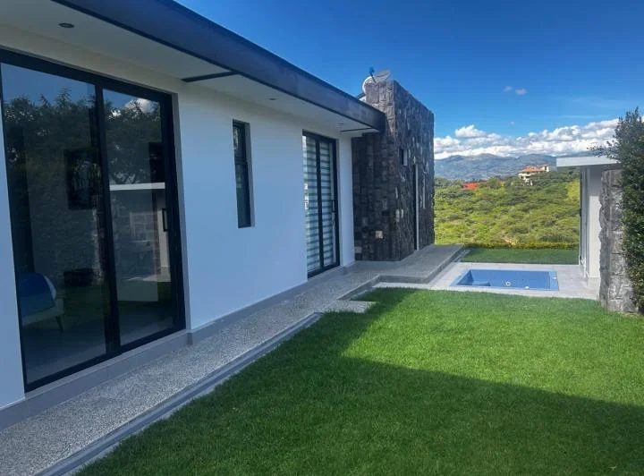 En Venta Casa Moderna en Una Sola Planta en Tumbaco, Sector Collaqui en Urbanización Privada — imagen 1