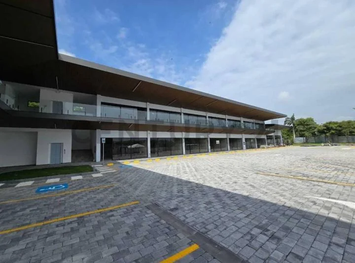 Venta Local Comercial Esquinero Planta Baja en Samborondon, Guayas — imagen 1