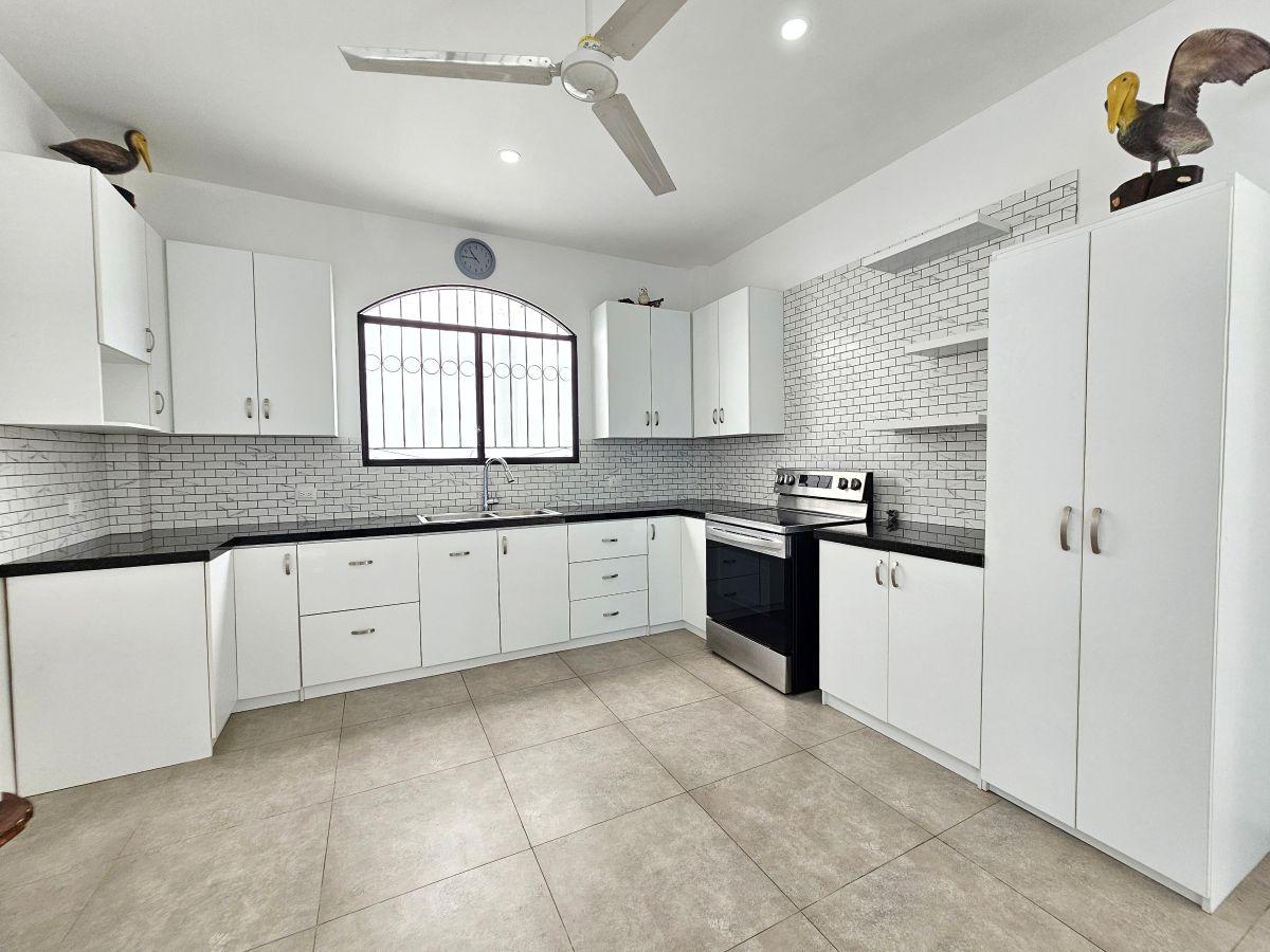 Vendo Casa Esquinera de Oportunidad en El Mejor Sector de Salinas — imagen 10