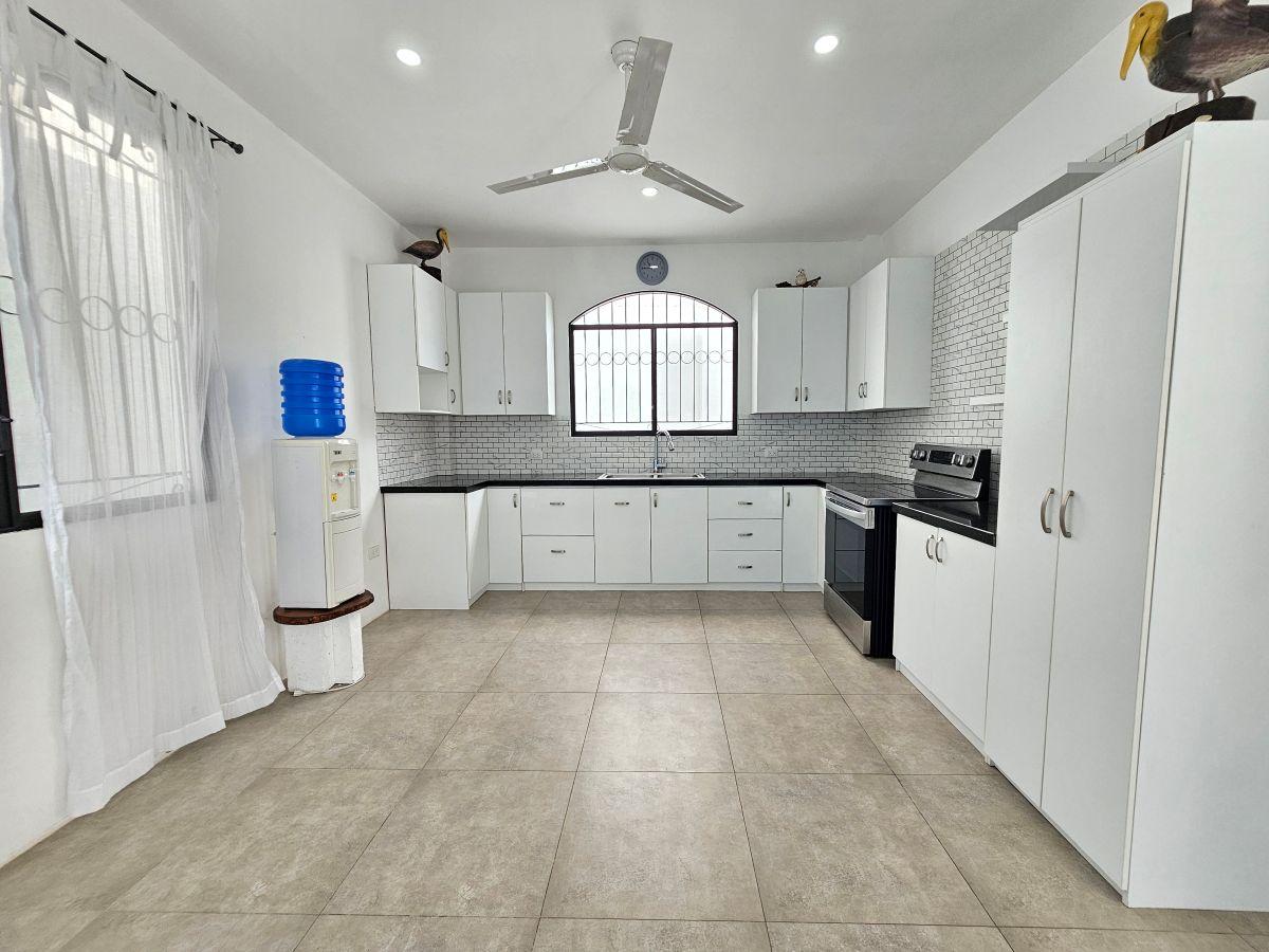 Vendo Casa Esquinera de Oportunidad en El Mejor Sector de Salinas — imagen 3