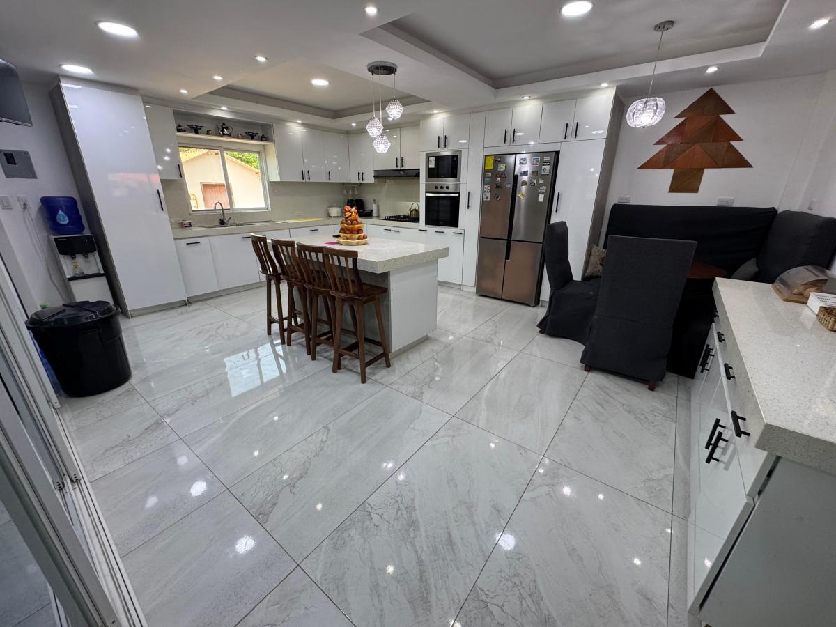 Casa con 2666 m² de Terreno y 11 Habitaciones en Venta en Urb. Colinas del Pacífico en Playas, Guayas — imagen 5
