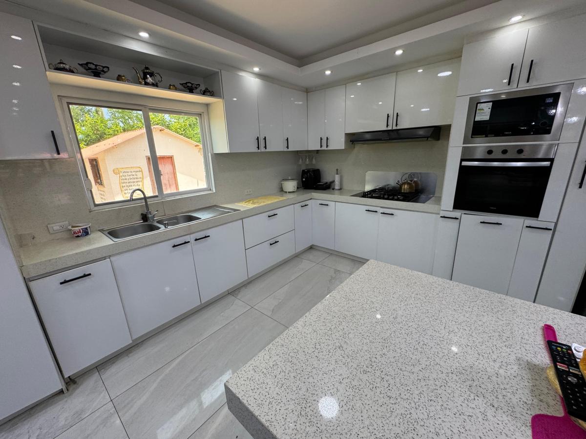 Casa con 2666 m² de Terreno y 11 Habitaciones en Venta en Urb. Colinas del Pacífico en Playas, Guayas — imagen 4