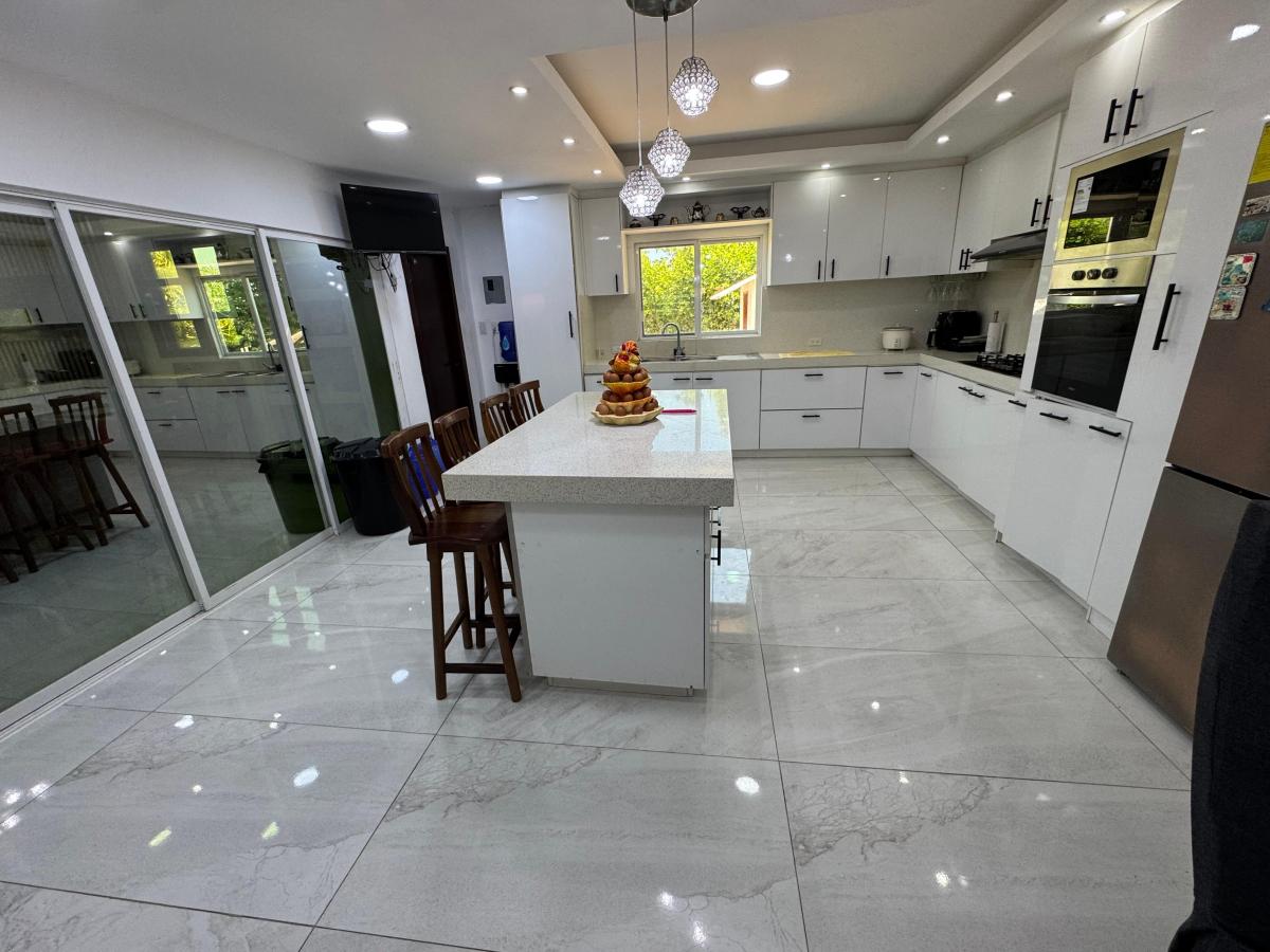 Casa con 2666 m² de Terreno y 11 Habitaciones en Venta en Urb. Colinas del Pacífico en Playas, Guayas — imagen 2