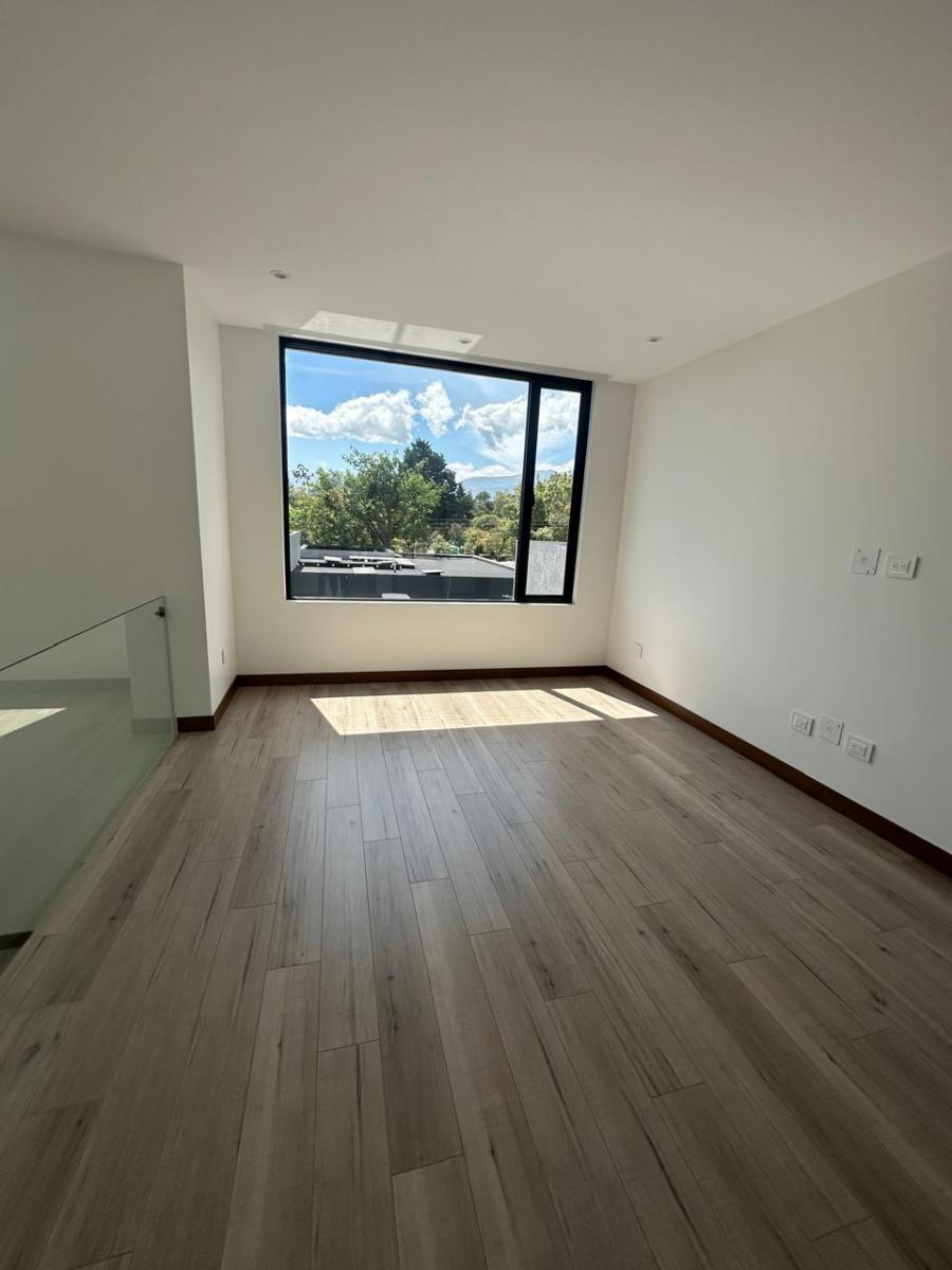 Casas de Lujo en Puembo: 3 Dorm., Jardín y Estreno Listas — imagen 7