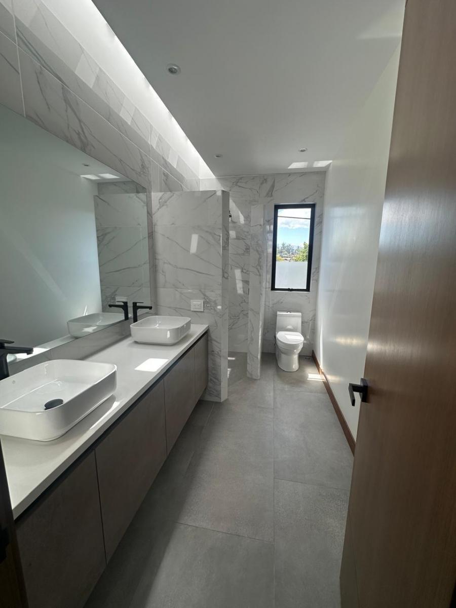 Casas de Lujo en Puembo: 3 Dorm., Jardín y Estreno Listas — imagen 6