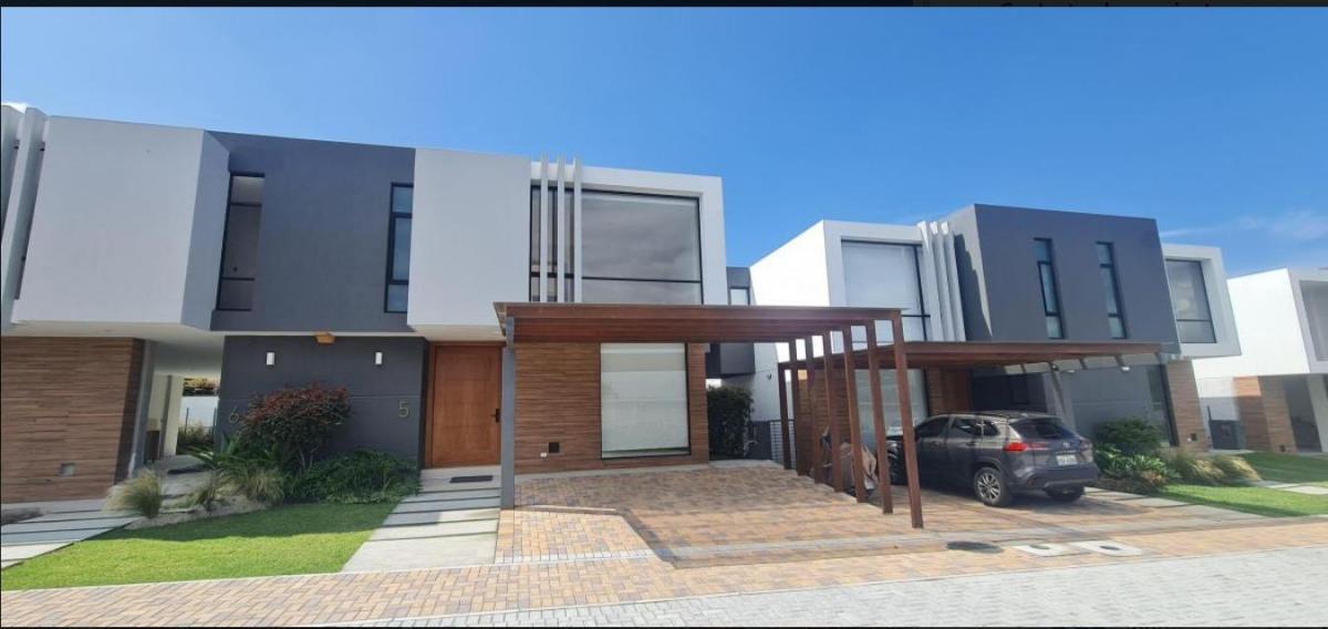 Casas de Lujo en Puembo: 3 Dorm., Jardín y Estreno Listas — imagen 5
