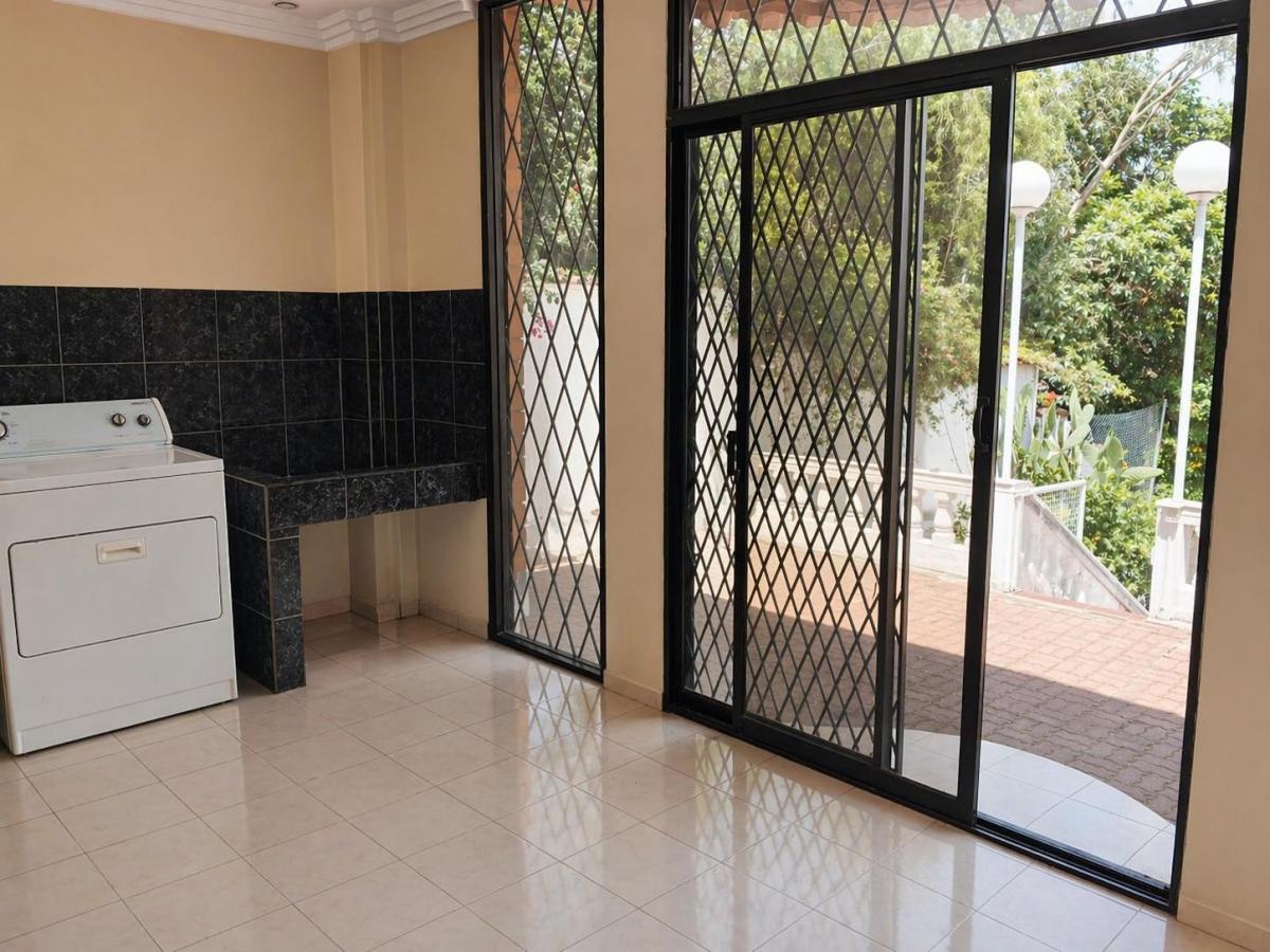 Vendo Hermosa Casa6 Dorm. en Urbanización de Cumbayá sector Reservorio, Cerca a Jacarand — imagen 6