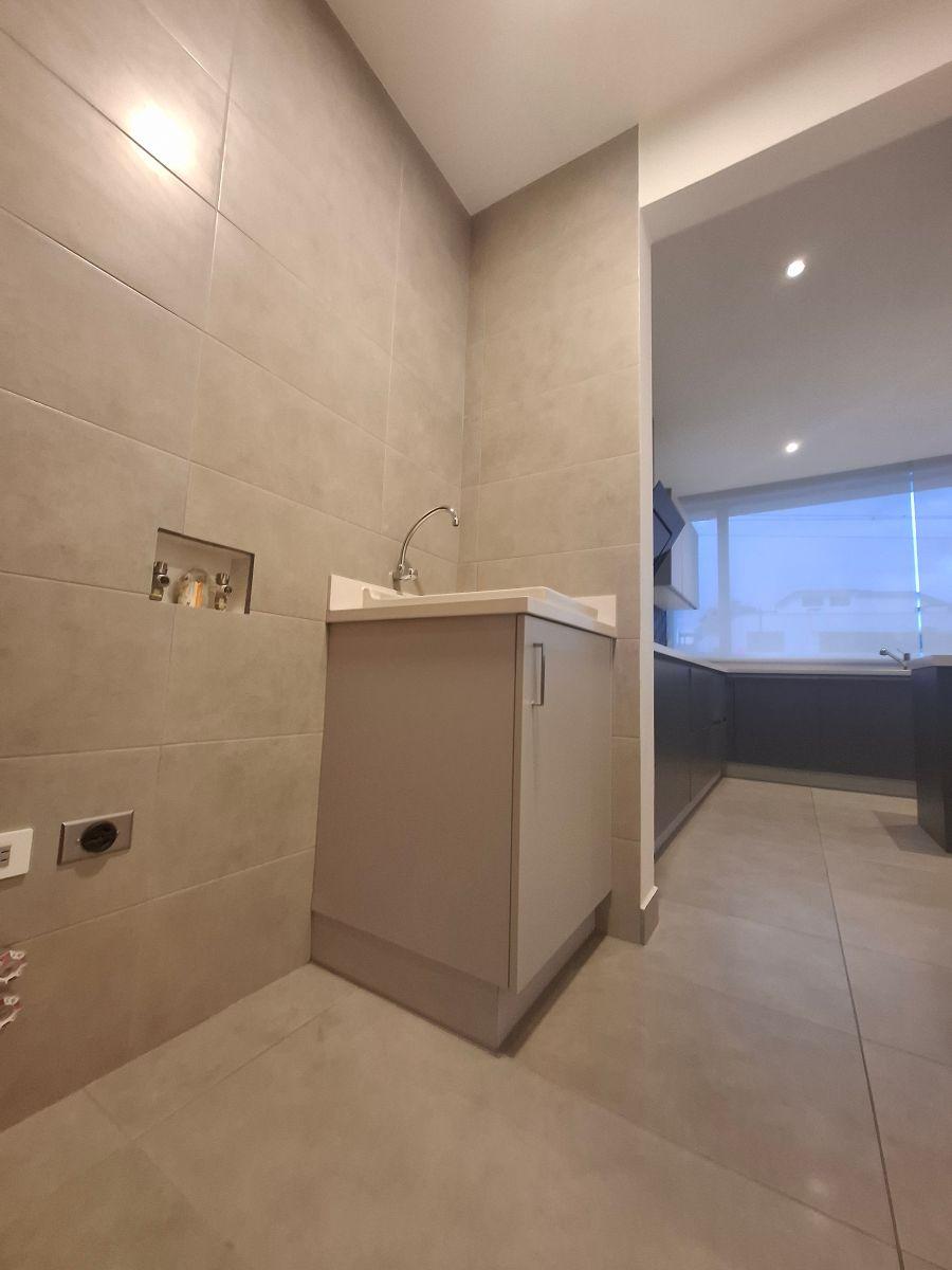 Vendo / Rento Departamento con Terraza - Sector Coruña, González Suárez — imagen 2
