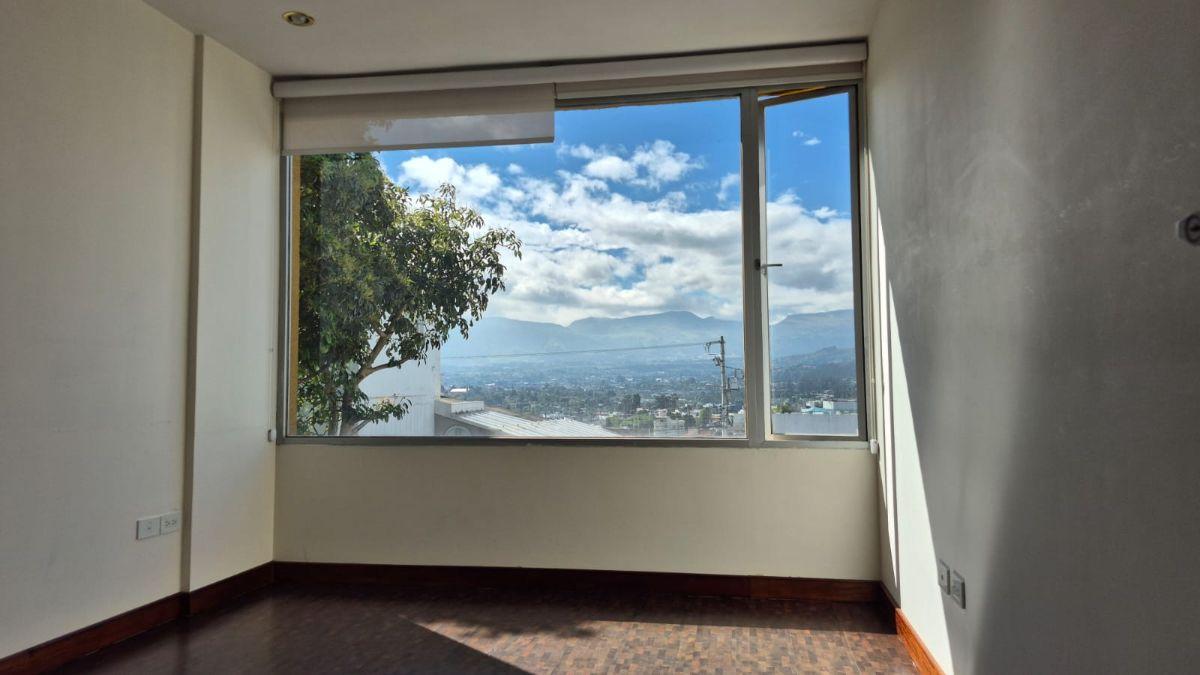 Vendo Amplia Casa de 243 m² en La Primavera Cumbaya — imagen 8