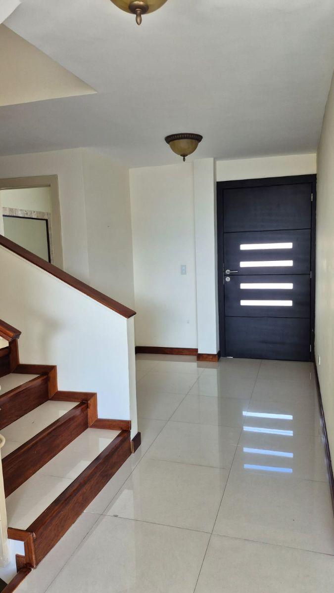Vendo Amplia Casa de 243 m² en La Primavera Cumbaya — imagen 6