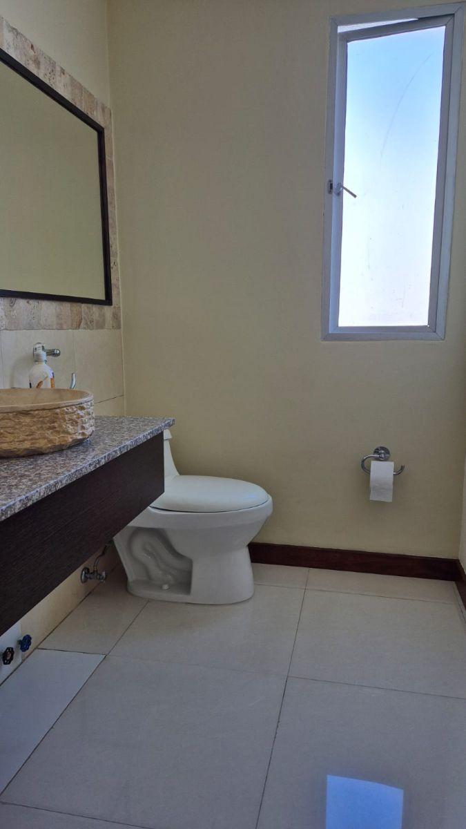 Vendo Amplia Casa de 243 m² en La Primavera Cumbaya — imagen 4