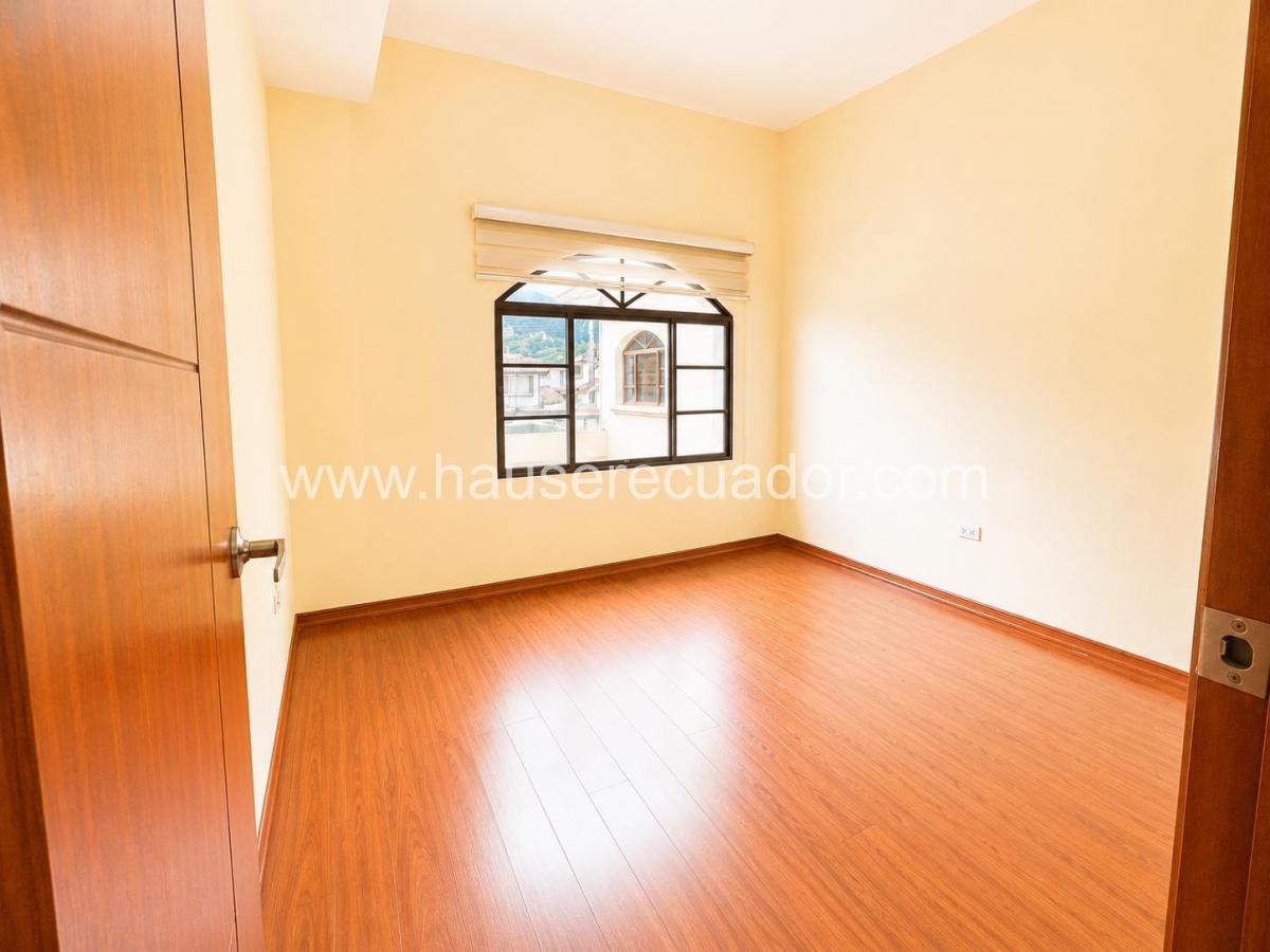 Casa en Venta en Las Mejores Zonas del Valle de Los Chillos Urbanización Privada 3 Habitaciones — imagen 2