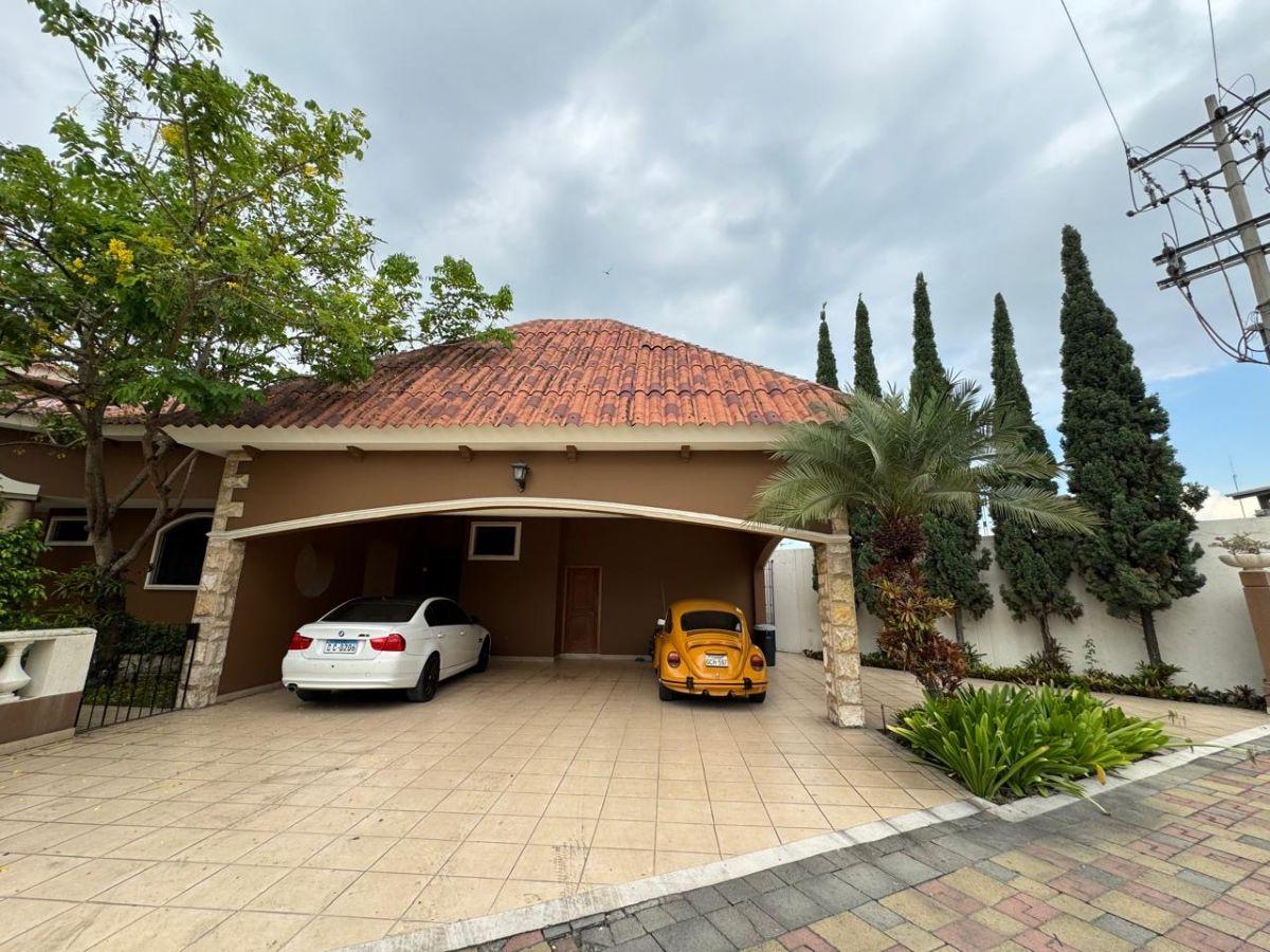 Casa con Piscina y 6 Dorm. en Biblos Samborondón, Guayas — imagen 10