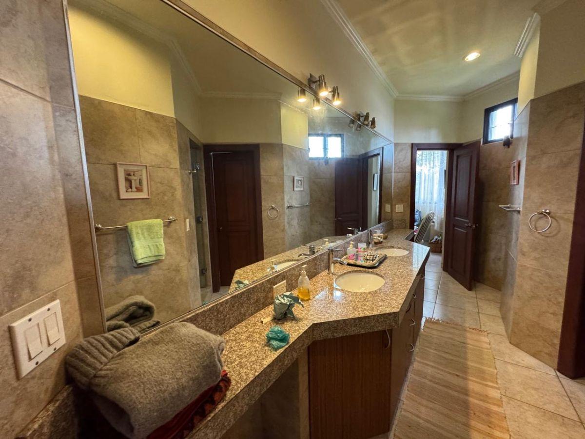 Casa con Piscina y 6 Dorm. en Biblos Samborondón, Guayas — imagen 4