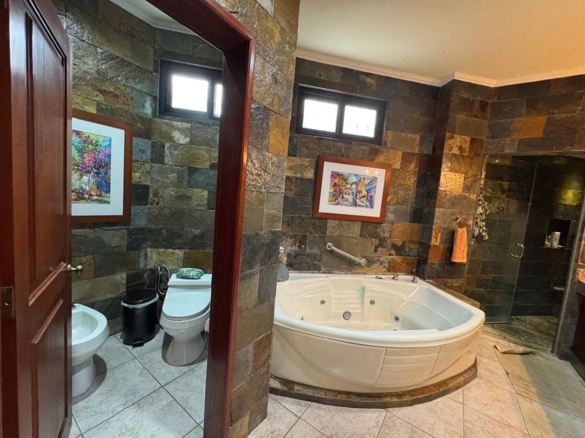 Casa con Piscina y 6 Dorm. en Biblos Samborondón, Guayas — imagen 3