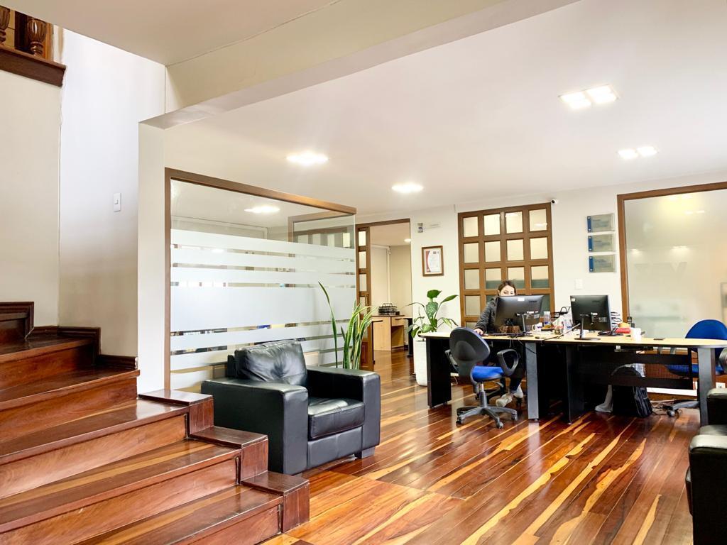 Hermosa Casa en Venta, Av Solano, Azuay — imagen 3