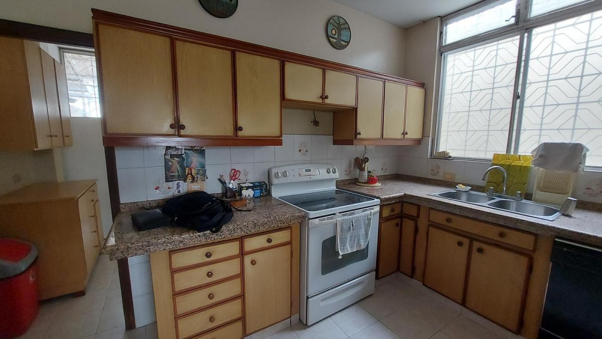Venta de Villa Ideal Para Oficina de Dos Departamentos en Urdesa, Guayas — imagen 7