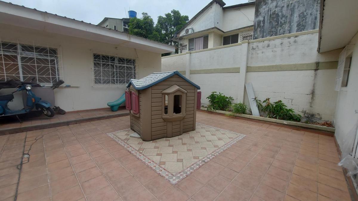 Venta de Villa Ideal Para Oficina de Dos Departamentos en Urdesa, Guayas — imagen 3