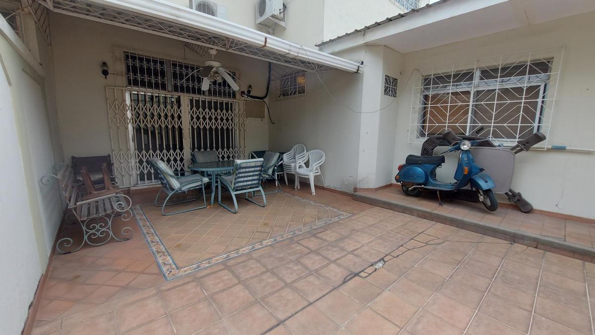 Venta de Villa Ideal Para Oficina de Dos Departamentos en Urdesa, Guayas — imagen 2