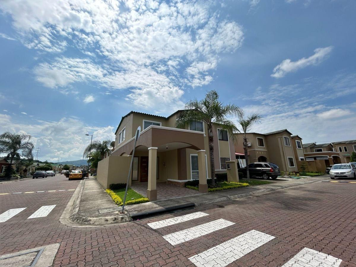 Casa Esquinera en Venta en La Urbanización La Joya, Av León Febres Cordero, Guayas — imagen 10