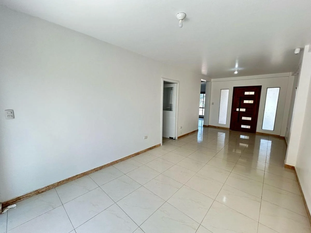 Casa Esquinera en Venta en La Urbanización La Joya, Av León Febres Cordero, Guayas — imagen 8