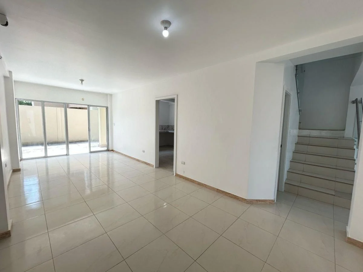 Casa Esquinera en Venta en La Urbanización La Joya, Av León Febres Cordero, Guayas — imagen 7