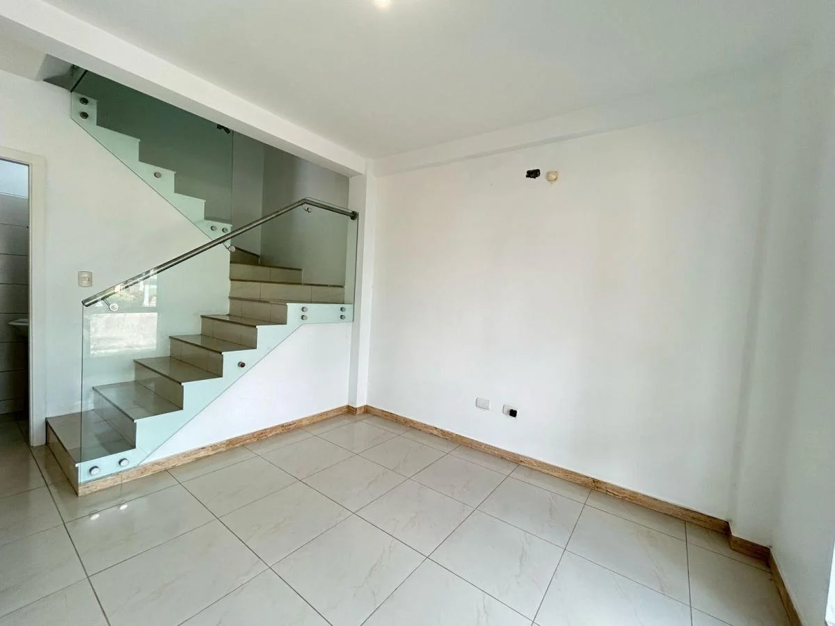 Casa Esquinera en Venta en La Urbanización La Joya, Av León Febres Cordero, Guayas — imagen 6