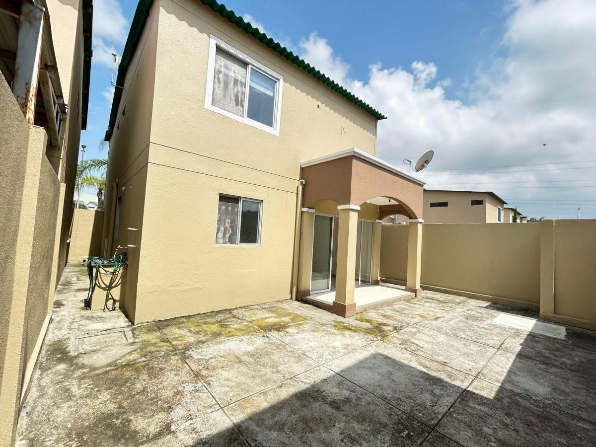 Casa Esquinera en Venta en La Urbanización La Joya, Av León Febres Cordero, Guayas — imagen 4