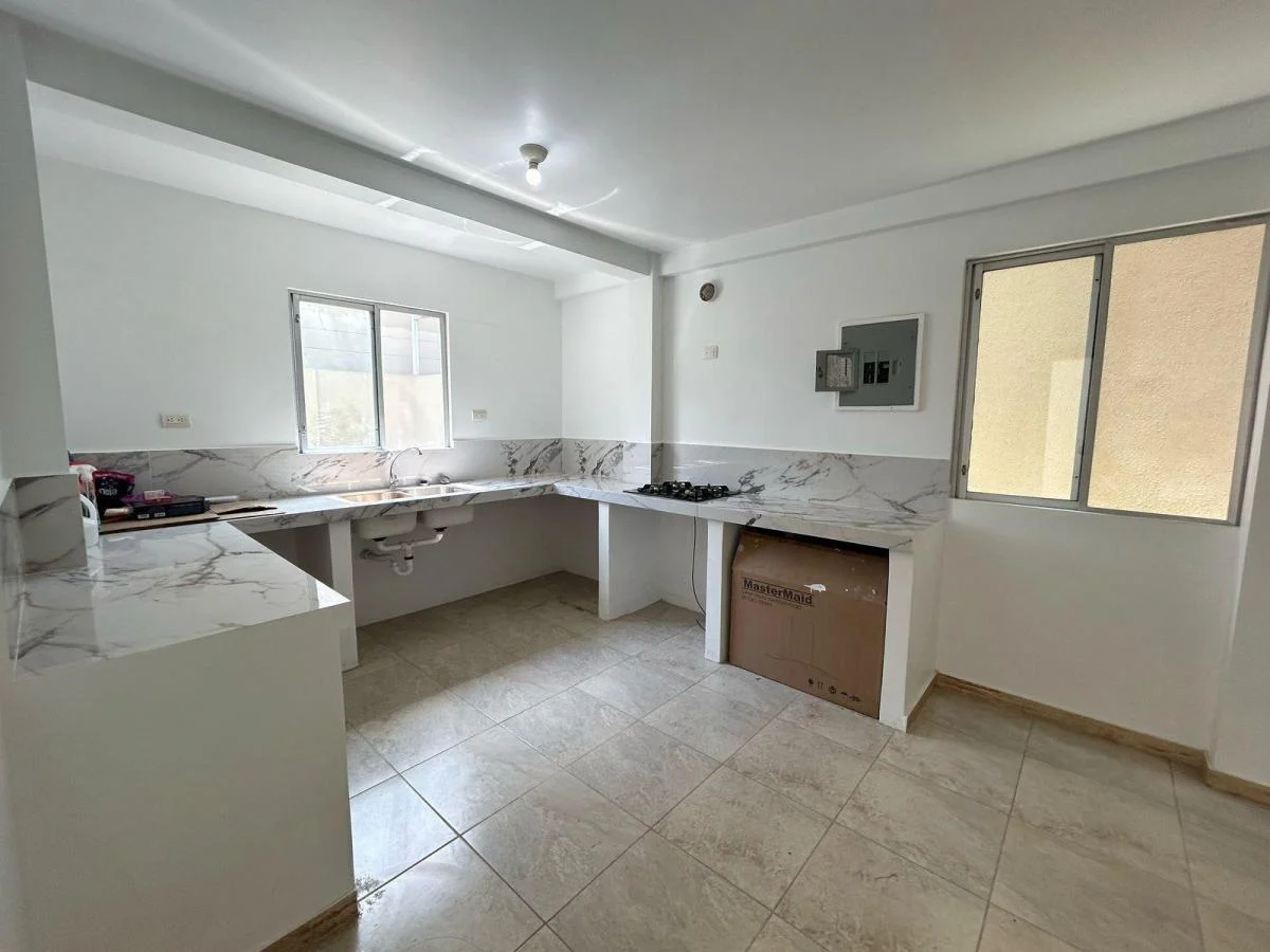Casa Esquinera en Venta en La Urbanización La Joya, Av León Febres Cordero, Guayas — imagen 2
