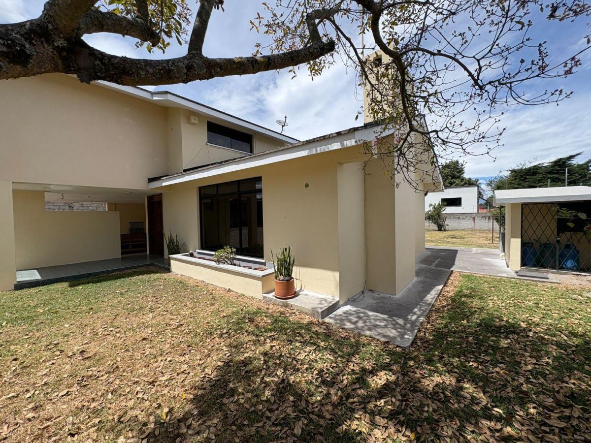 Terreno de 1045 m² con Amplia Casa Sector Marianitas en Calderón — imagen 9