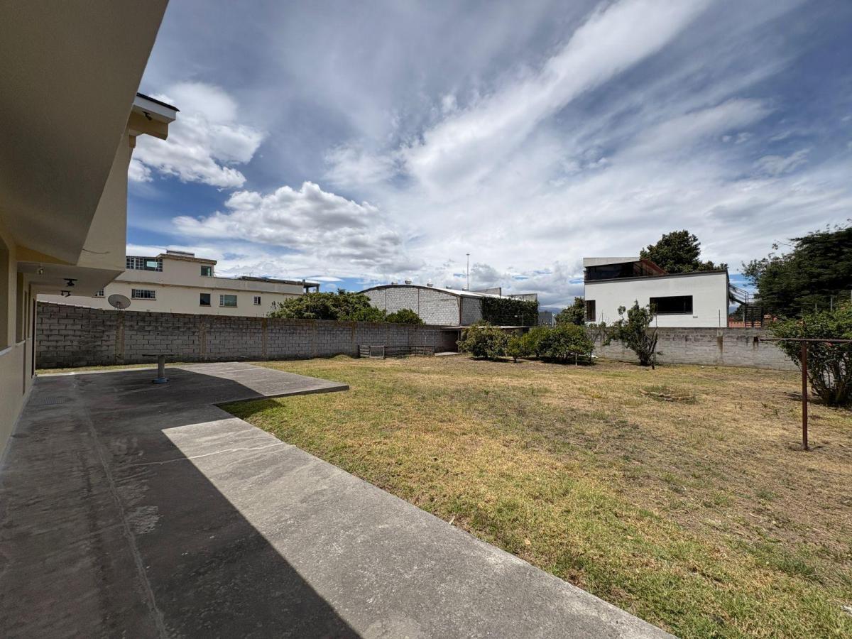Terreno de 1045 m² con Amplia Casa Sector Marianitas en Calderón — imagen 8