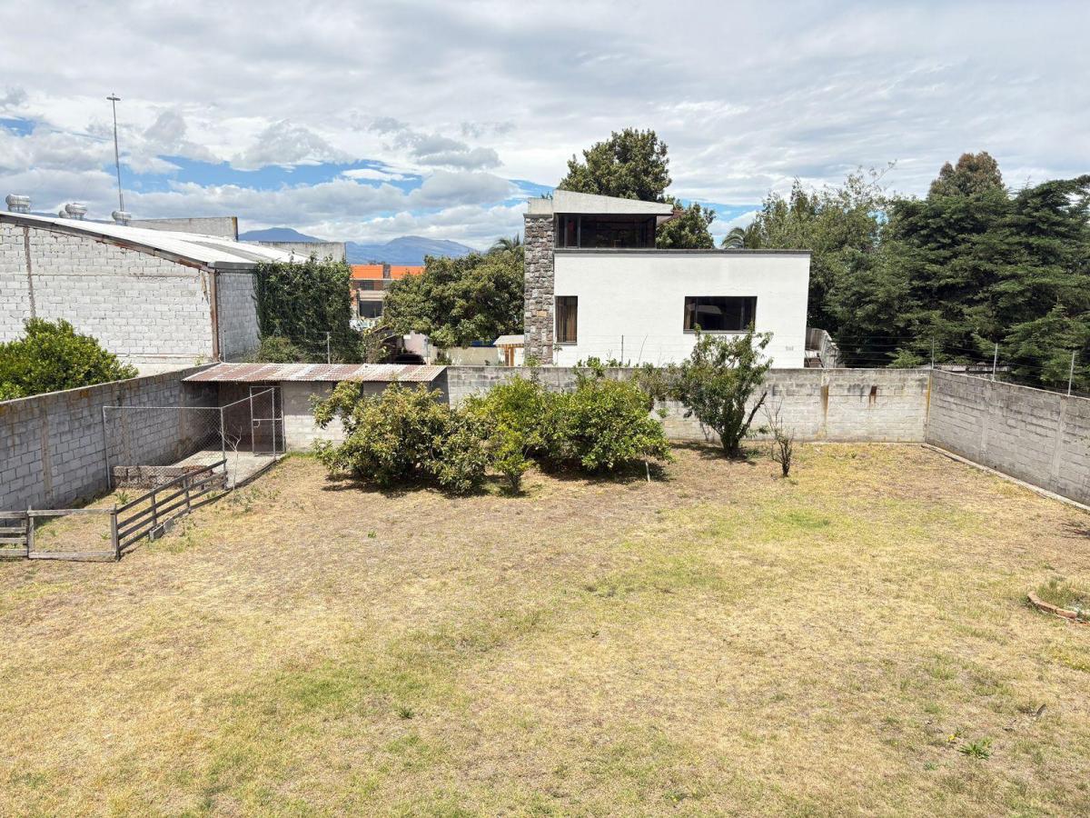 Terreno de 1045 m² con Amplia Casa Sector Marianitas en Calderón — imagen 7