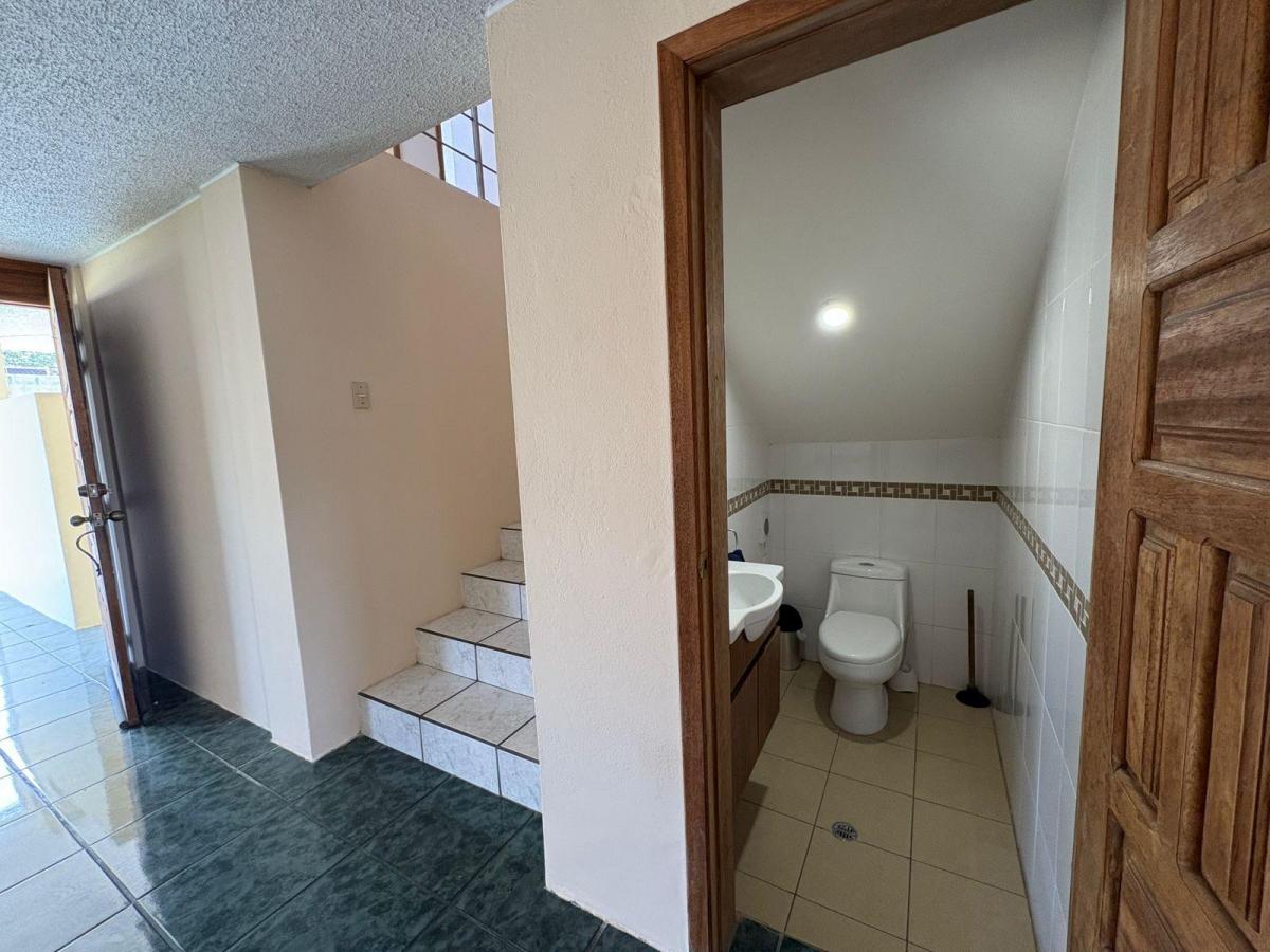 Terreno de 1045 m² con Amplia Casa Sector Marianitas en Calderón — imagen 4