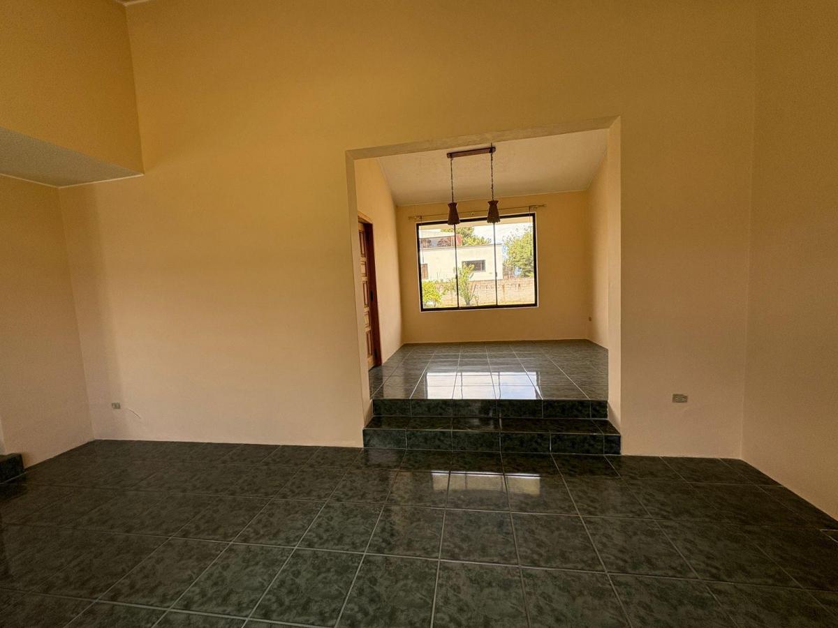 Terreno de 1045 m² con Amplia Casa Sector Marianitas en Calderón — imagen 2