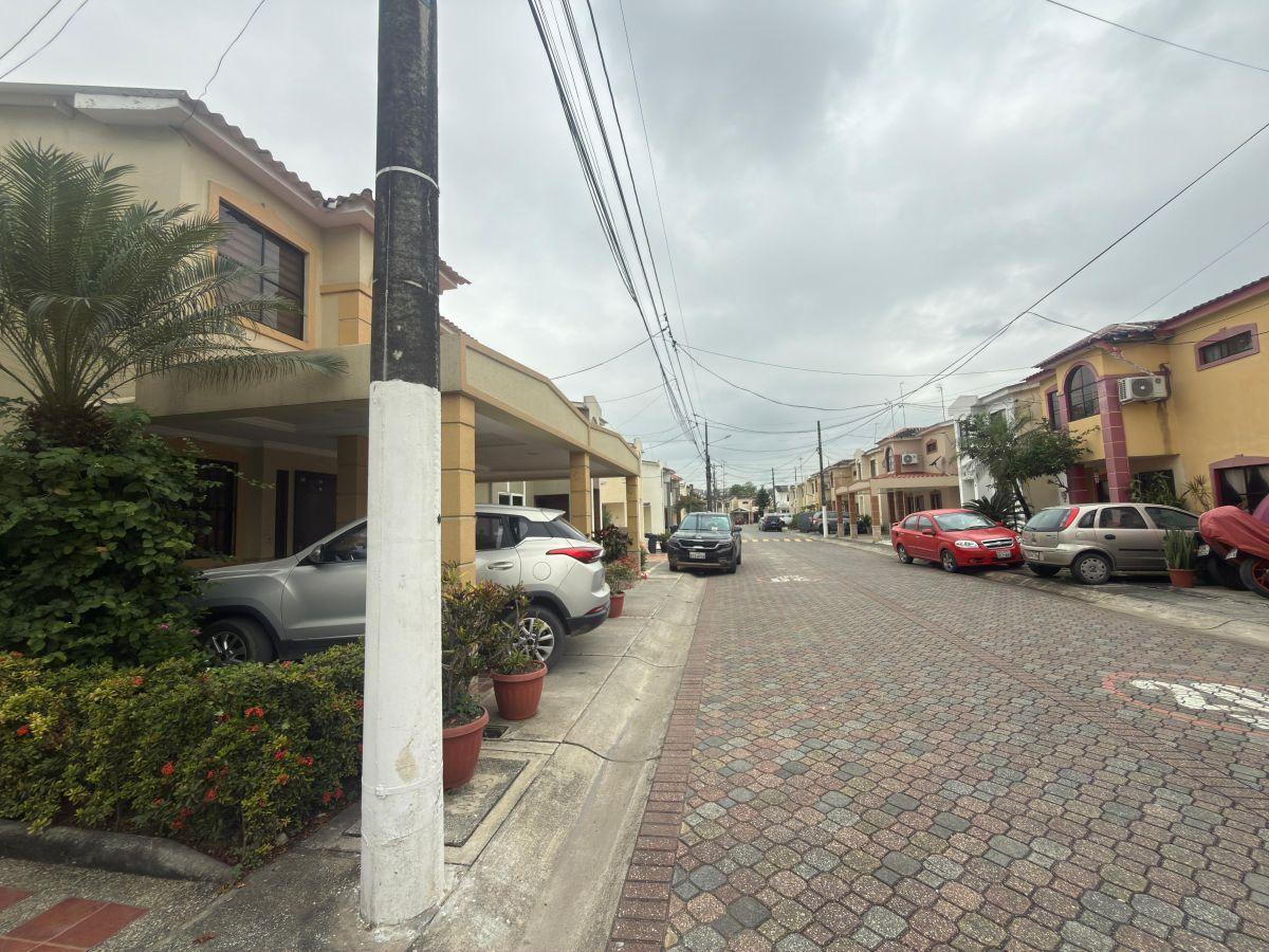 Venta de Casa en Urbanizacion Volare Al Norte Daule Aurora, Guayas — imagen 10